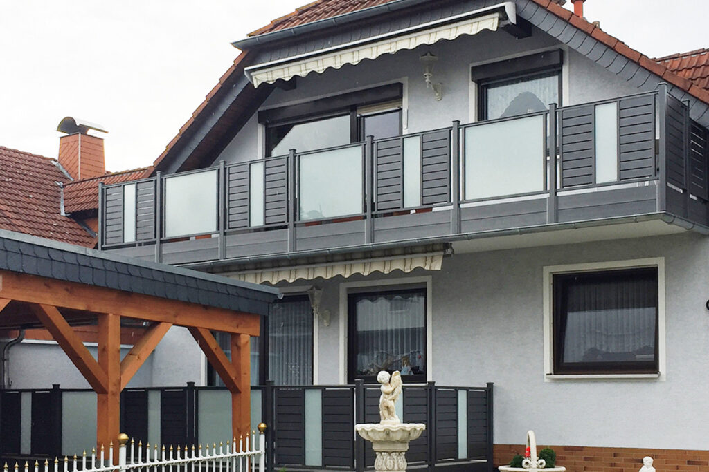 Balkongeländer Modell Compact S und Compact B